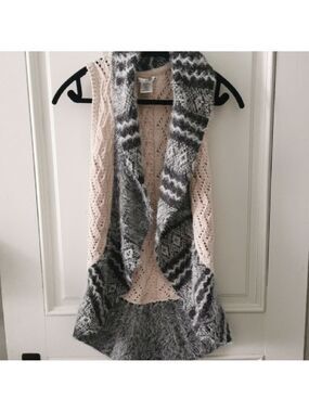 Max Studio Girls crochet cozycore boho style open vest. Size 14.